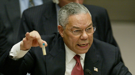 Colin Powell brandissant un flacon de poudre blanche censé 5 février 2003, devant le Conseil de sécurité des Nations unies, à New York.