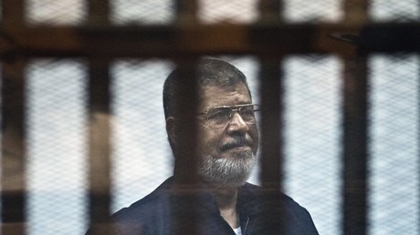 L'ex-président égyptien Mohamed Morsi lors de son jugement au Caire le 16 juin 2015.