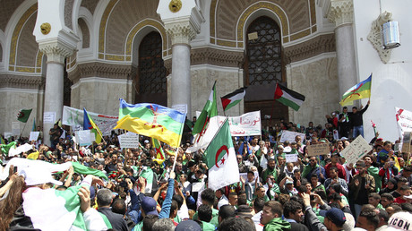 Algérie : le drapeau berbère indésirable ? Le chef de l’armée accusé d’attiser le feu