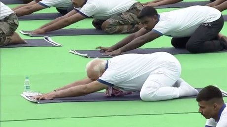 Inde : Narendra Modi dirige une séance de yoga géante