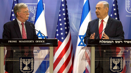 Le conseiller à la Sécurité nationale américain John Bolton  (gauche- au côté du Premier ministre israélien Benjamin Netanyahou, le 23 juin 2019.