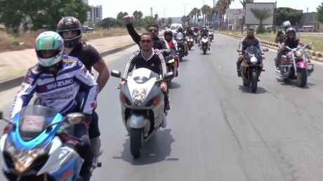 Après 8 ans de guerre, des bikers organisent une course en Syrie pour l'«amour» et la «paix» (VIDEO)