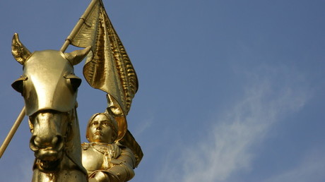 Réactions précipitées après la disparition de l'étendard de Jeanne d'Arc à Paris