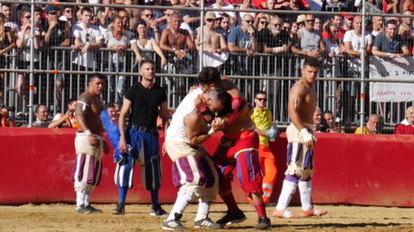 Florence : des gladiateurs des temps modernes s'affrontent lors d'un match de foot ultraviolent