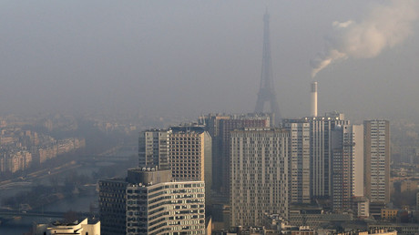 Un cliché pris par le ballon d'AirParif à Paris un jour de dépassement des seuils fixés de micro-particules dans l'air, en janvier 2017.