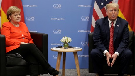 Le président américain Donald Trump et la chancelière allemande Angela Merkel assistent à une réunion lors du sommet des dirigeants du G20 à Buenos Aires, en Argentine, le 1er décembre 2018. 