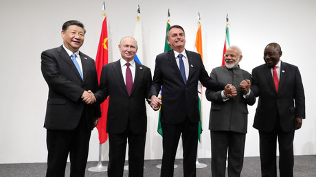 De gauche à droite, le président chinois Xi Jinping, le président russe Vladimir Poutine), le président brésilien Jair Bolsonaro, le Premier ministre indien Narendra Modi et le président sud-africain Cyril Ramaphosa posent lors de la rencontre des BRICS à Osaka au Japon le 28 juin 2019.