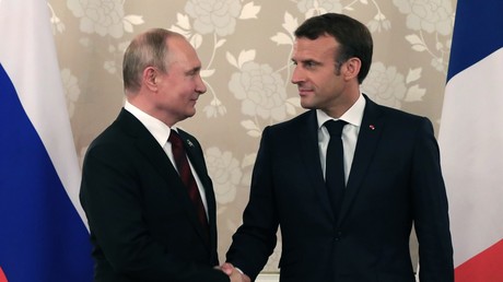 Le président russe Vladimir Poutine et son homologue français Emmanuel Macron le 28 mai en marge de G20 à Osaka, au Japon.