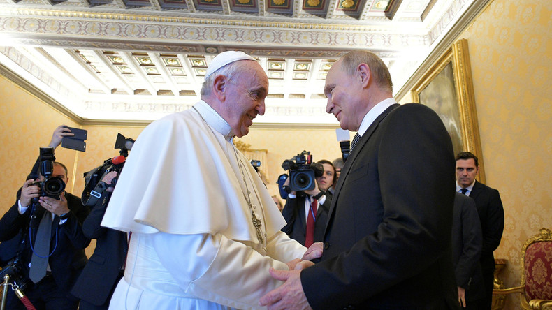 Vladimir Poutine rencontre le pape François au Vatican (IMAGES)