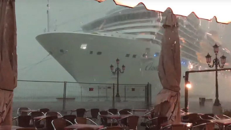 Un bateau de croisière géant sème une nouvelle fois la panique à Venise (VIDEO)