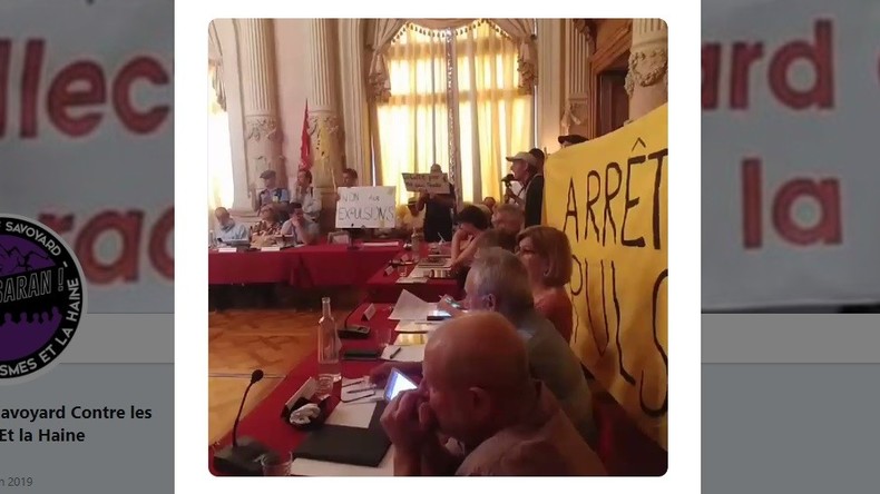 Mort d'un homme après son expulsion : une manifestation dégénère dans la mairie de Chambéry (VIDEOS)