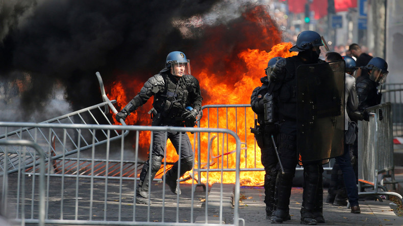 Troubles en marge du 14 Juillet : un CRS frappé au sol sur les Champs-Elysées (VIDEO)