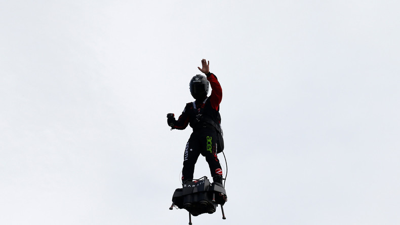 «L'homme volant» rate sa traversée de la Manche et tombe à l'eau en se ravitaillant (VIDEO)