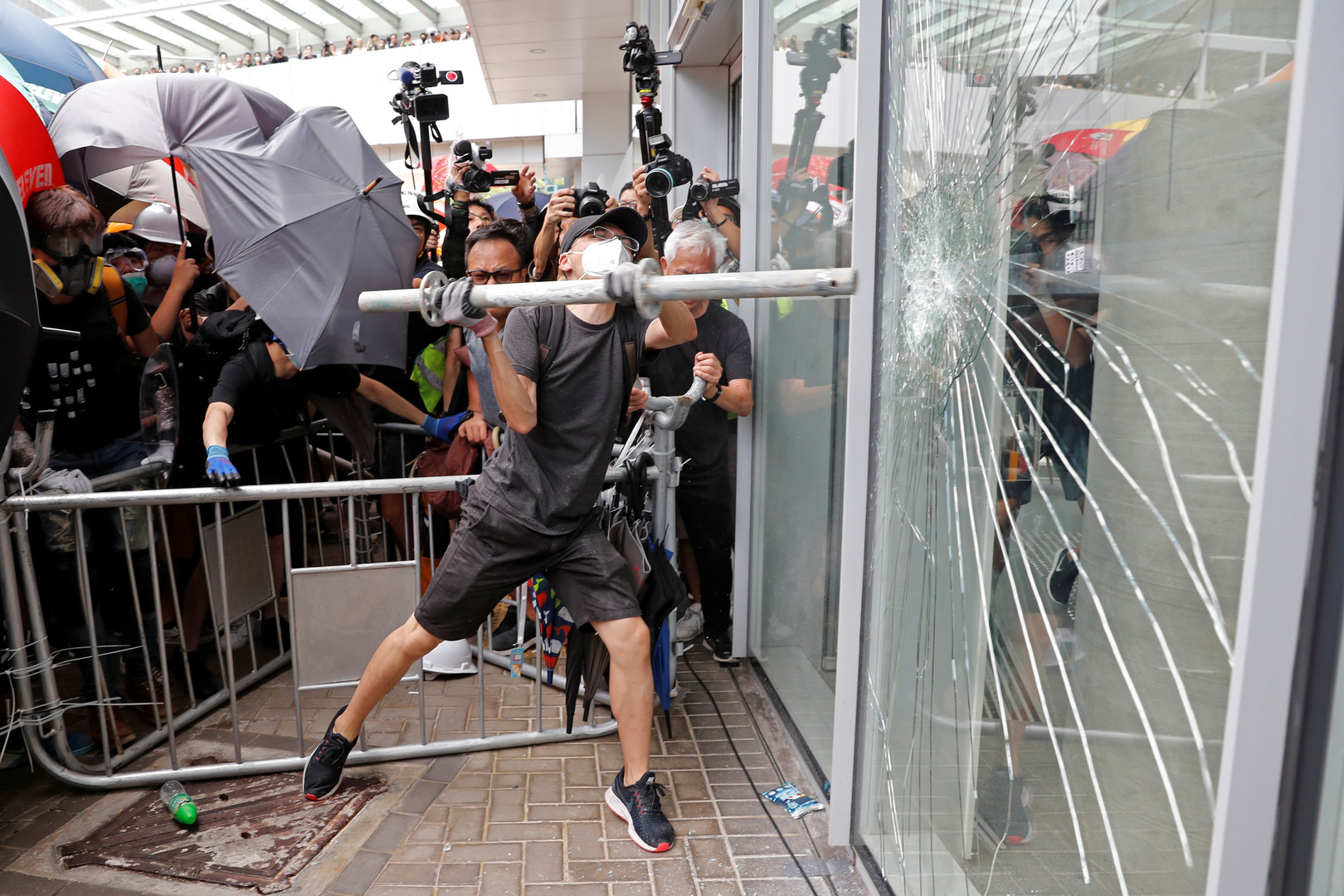 Des manifestants pénètrent dans le parlement de Hong Kong (IMAGES)