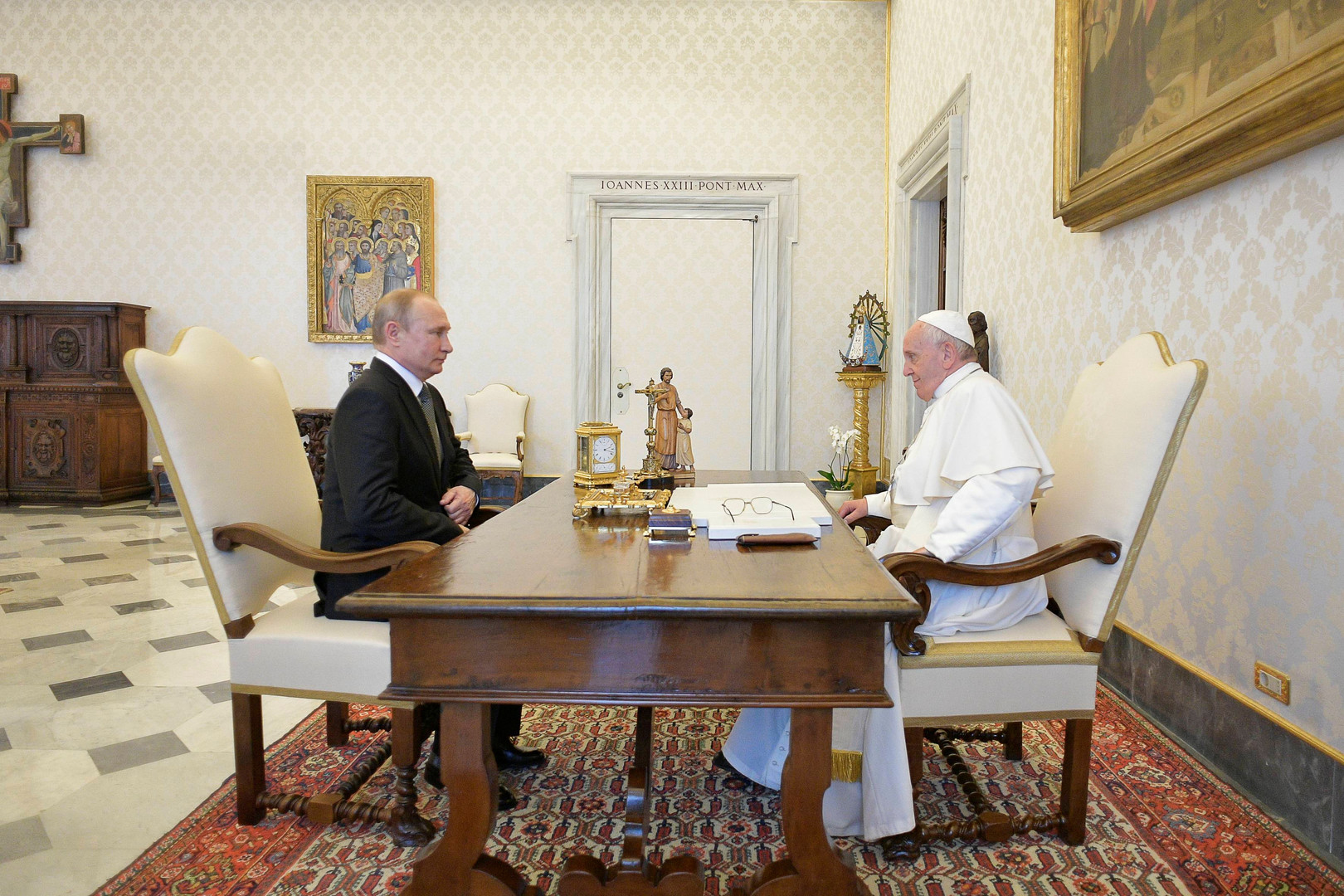 Vladimir Poutine rencontre le pape François au Vatican (IMAGES)