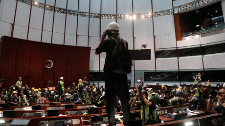 Des manifestants pénètrent dans le parlement de Hong Kong (IMAGES)