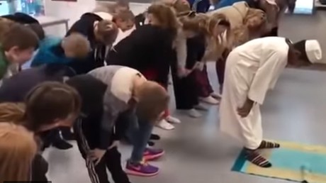 Ouverture ou endoctrinement ? Une vidéo d'enfants priant Allah dans une école danoise fait débat