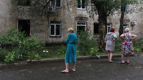 Des civils constatent les dégâts après un bombardement de l'armée ukrainienne sur Lougansk (Donbass) en juin 2019.