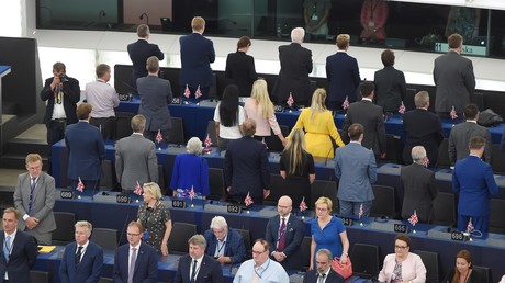 Les eurodéputés du Parti du Brexit tournent le dos durant l’hymne européen (VIDEO)
