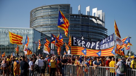 Des Catalans manifestent devant le Parlement européen contre l'exclusion d'élus indépendantistes
