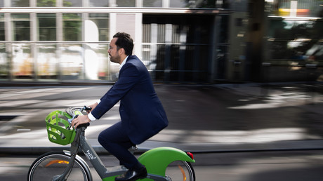 Mounir Mahjoubi prenait la pose sur un Vélib' parisien le 14 juin 2019 (image d'illustration).