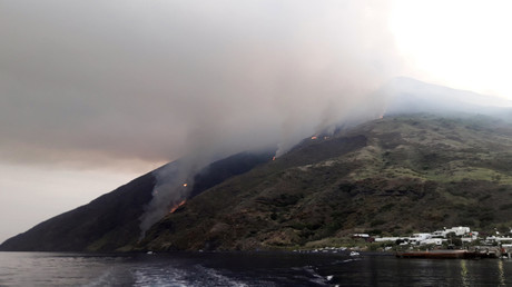 Italie : le volcan Stromboli entre violemment en éruption (IMAGES)