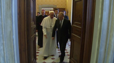 «Après vous» : le pape François laisse passer Vladimir Poutine dans son bureau