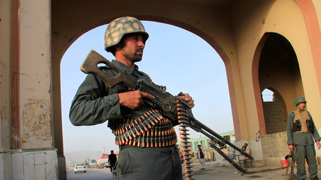 Un policier afghan positionné devant un check-point dans la ville de Ghazni (image d'illustration).