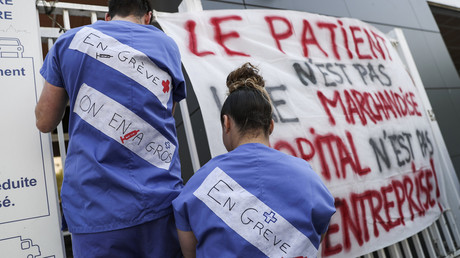 Des médecins urgentistes protestent contre leurs conditions de travail à l'entrée de l'hôpital de la Pitié-Salpêtrière à Paris, le 15 avril 2019 (image d'illustration).
