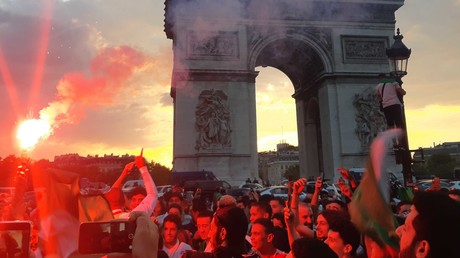CAN : des supporters de l'Algérie manifestent à Paris pour la qualification en demi-finale (IMAGES)