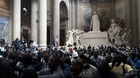 Des centaines de clandestins occupent le Panthéon pour réclamer leur régularisation (VIDEOS)