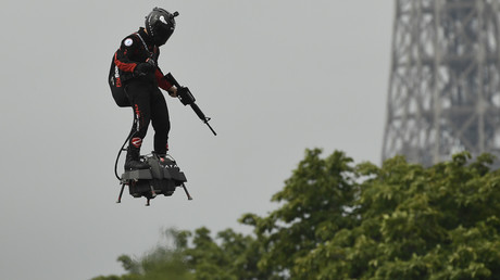 14 Juillet : l'étonnante démonstration du hoverboard financé par l'armée (VIDEOS)