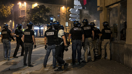 Voitures incendiées, barricades, heurts avec la police... Nuit tendue après la victoire de l'Algérie