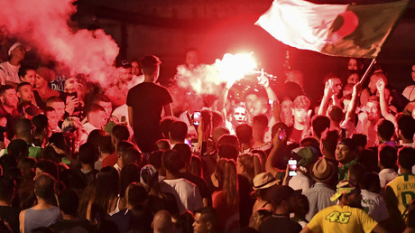Des supporters célébrent à Marseille la victoire de l'Algérie face au Nigeria lors de la demi-finale de la Coupe d'Afrique des Nations (CAN), le 14 juillet 2019 (image d'illustration). 