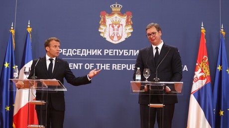 Le président français Emmanuel Macron et son homologue serbe Aleksandar Vucic à Belgrade le 15 juillet 2019.