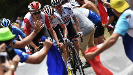 Tour de France : il expose son postérieur aux coureurs... et reçoit une fessée (VIDEO)