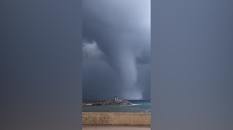 Corse : une trombe marine spectaculaire frappe le port de Bastia 