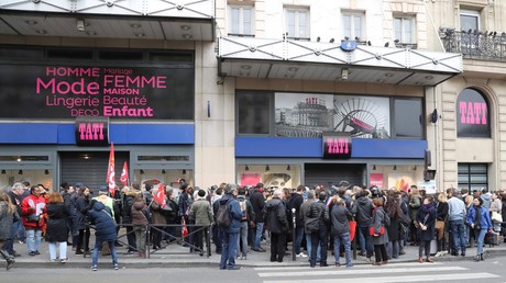 Des travailleurs et les membres des syndicats sont réunis lors d'une manifestation devant le grand magasin Tati, dans le quartier parisien de Barbes le 4 mai 2017 après des annonces de fermetures de magasins (illustration).