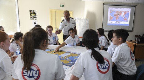 Le gouvernement a recruté de jeunes influenceurs pour promouvoir le SNU sur les réseaux sociaux