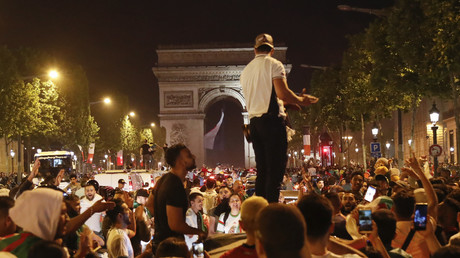 Des supporters de l'Algérie célèbrent la victoire de leur équipe sur l'avenue des Champs-Elysées, le 14 juillet (image d'illustration). 