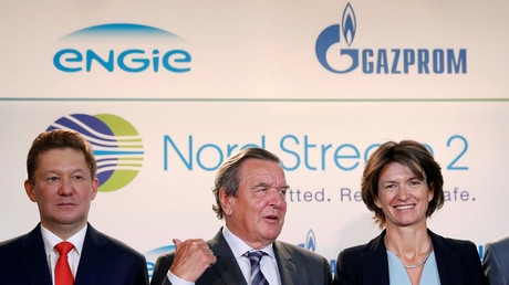 Alexeï Miller, président de Gazprom (g.), Gerhard Schröder, ex-chancelier d’Allemagne et Isabelle Kocher, directrice générale d’Engie à Paris le 24 avril 2017, lors de l’accord de financement du projet Nord Stream 2 (illustration). 