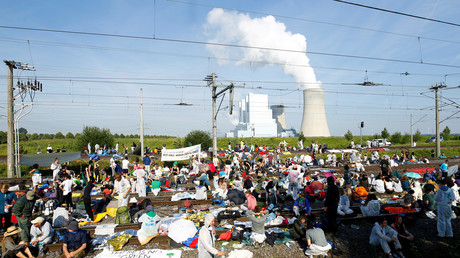 Manifestation contre le changement climatique près de la mine à ciel ouvert de lignite de Garzweiler en Allemagne, le 22 juin 2019.