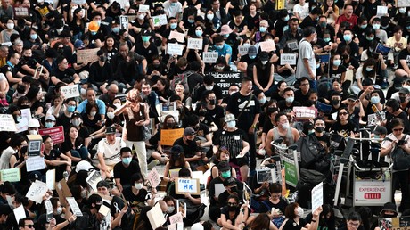 Hong Kong : manifestation à l'aéroport pour informer les voyageurs (IMAGES)