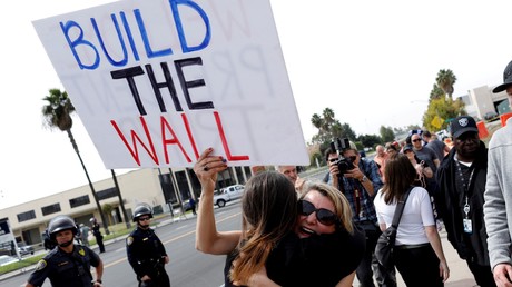 La Cour suprême américaine ouvre la voie à la construction du mur de Trump