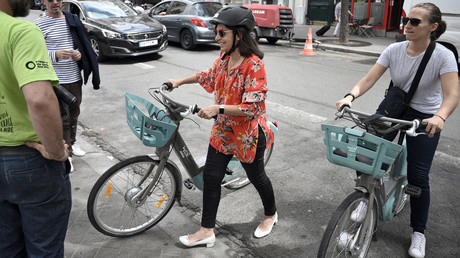 Quand Anne Hidalgo se rend sur le Tour de France pour promouvoir le vélo… en Falcon