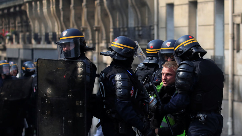 Sondage : socialistes et macronistes accorderaient la plus grande confiance à la police