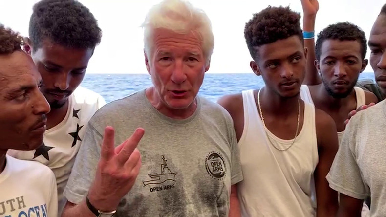 Richard Gere monte sur l'Open Arms pour soutenir les migrants, Twitter réagit