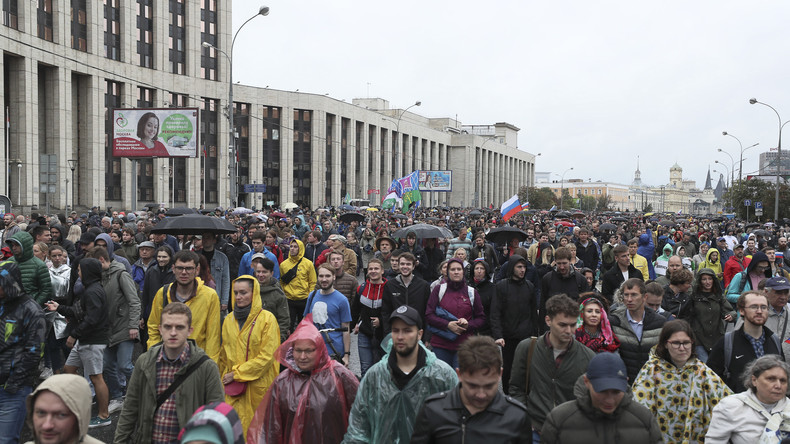En Russie, les manifestations se poursuivent depuis près d'un mois (IMAGES)