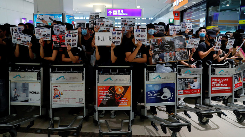 Hong Kong : les manifestations continuent, tous les vols ont été suspendus (IMAGES)