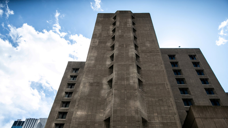 Des surveillants endormis pendant que Jeffrey Epstein était anormalement seul dans sa cellule ?